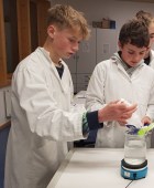 Foto von 2 Schülern bei Laborarbeiten Exkursion ins Klärwerk, naturwissenschaftl. Profil, Kl. 8