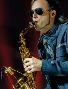 Noah Fischer bei einem Konzert Foto Noah Fischer mit Saxofon