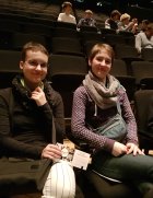 Foto von Schülerinnen und Schülern des naturwissenschaftlichen Profils im Kleinen Haus Theaterbesuch des naturwissenschaftlichen Profils im Kleinen Haus