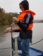 Foto der Entnahme einer Wasserprobe Foto der Entnahme einer Wasserprobe