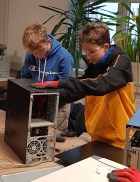 Besuch auf dem Recyclinghof 2 Schüler zerlegen einen PC