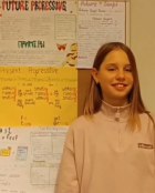 Foto einer ukrainische Schülerin vor einer Pinnwand Ukrainische Schülerin vor Pinnwand