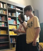 Schüler und Schülerin bei der Präsentation