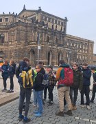Schüler vor der Semperoper Dresden Schüler vor der Semperoper Dresden