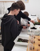 Jugendliche messen im Labor Jugendliche messen im Labor
