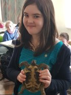 Haustiere im Biologieunterricht Mädchen mit seiner Schildkröte